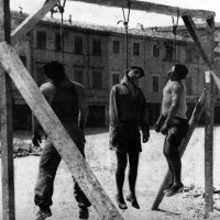 Rimini, 16 agosto 1944, i corpi dei tre giovani impiccati in piazza Giulio Cesare oggi Tre martiri. (Archivio IstorecoFC)
