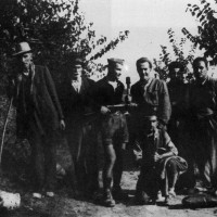 Partigiani dell'8a Brigata Garibaldi ritratti assieme ad alcuni contadini a 